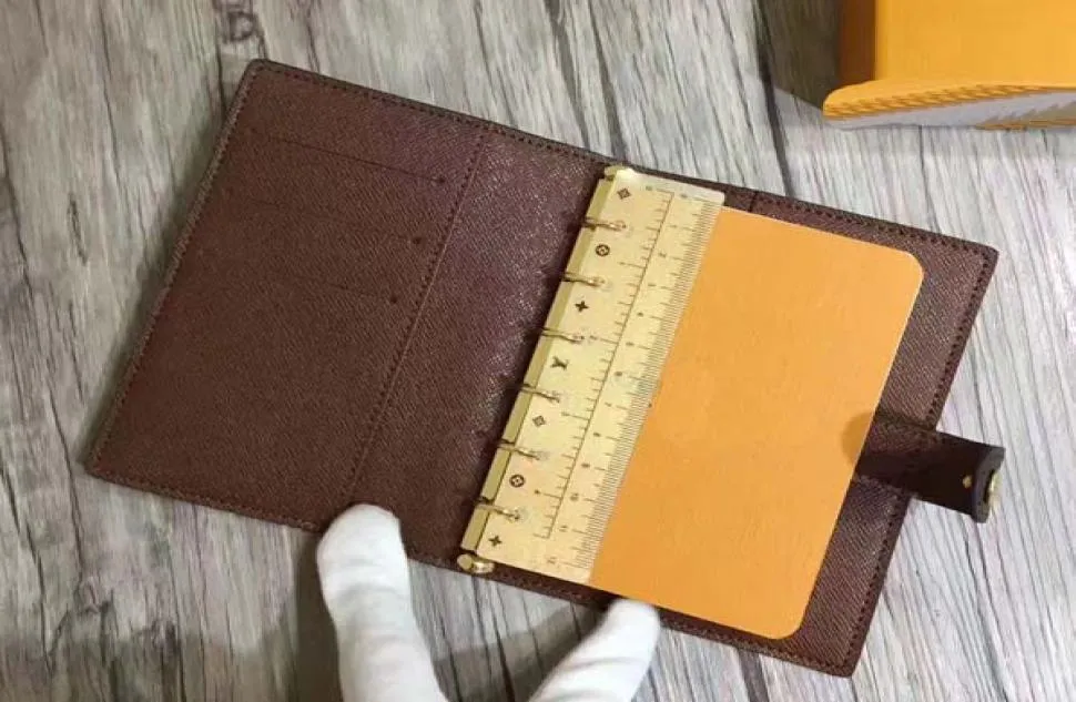 7 gwiazdek Designer Brown Brown Grid Cowhide Cowhide Agenda Książka lub notatnik okładki tożsamość identyfikator Pierścień Pierścień Notebook Prezent4460184