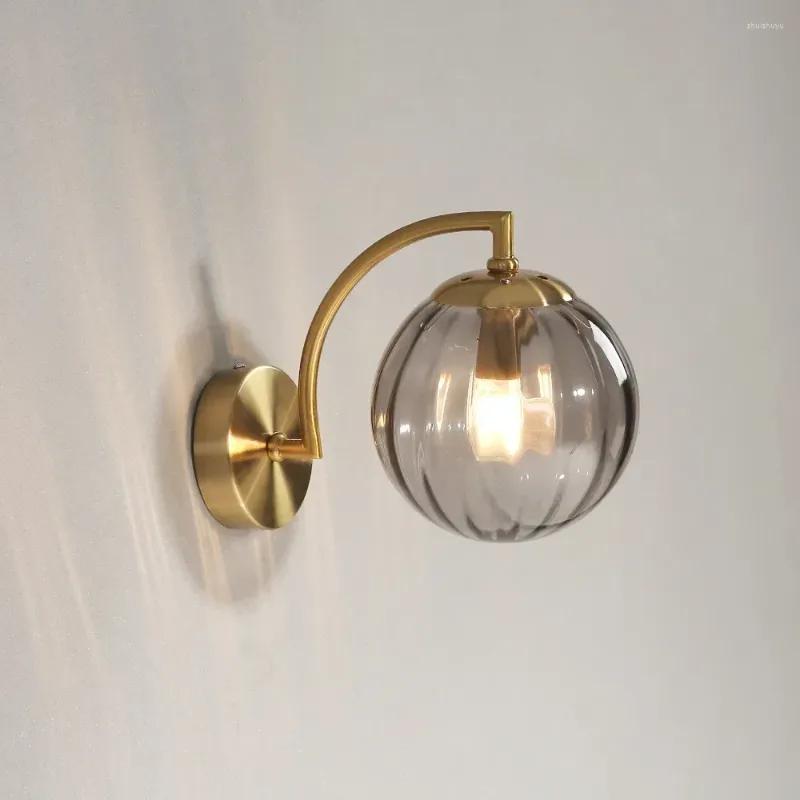 Lampa ścienna nowoczesna obok nordyckiej sypialni szklana piłka LED oprawki