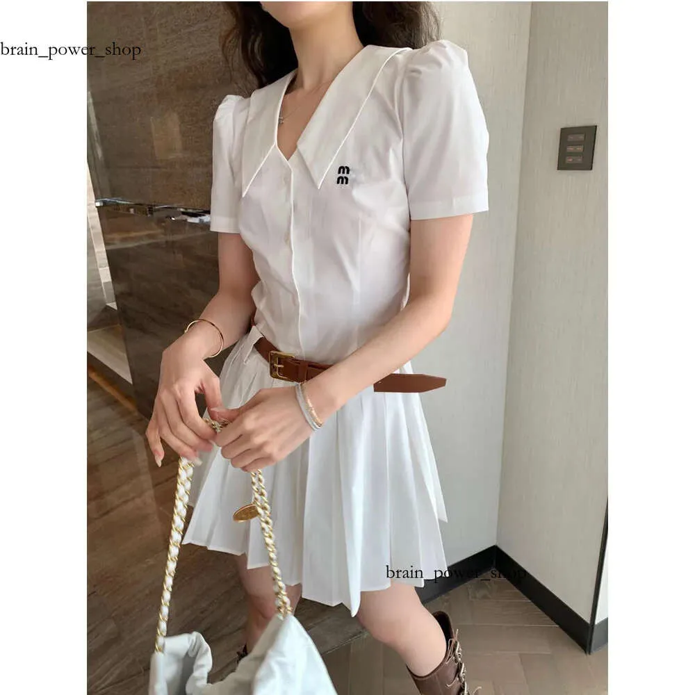 Miumiubag Dress Womens Designer High Quality Luxury Fashion Shirts Luxury Casual Whitedress Classic Fashion Embroidered V-neck with Belt Pleated Dresses 20