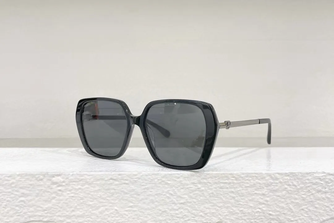 Luxe zonnebril voor vrouwen ovale designer zonnebril voor mannen reizende mode voor dames bril frame vintage metalen zonnebril met doos