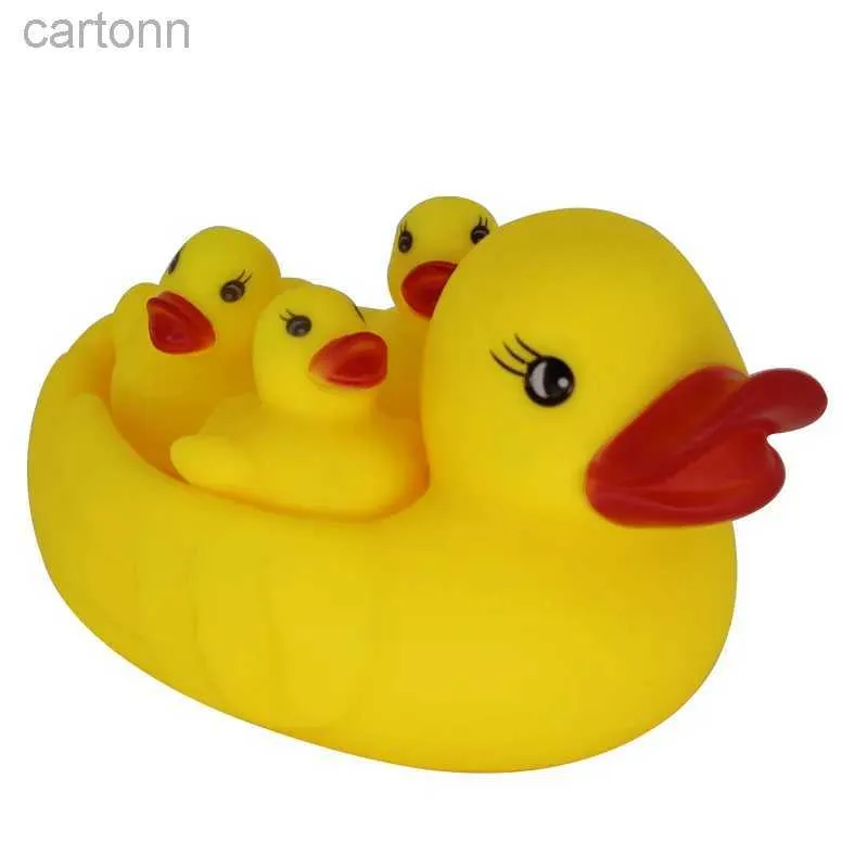 Jouets de bain 4 pcs mignon baignoire baignoire jaune baignier de canard jouet caoutchouc race maman grinçante et caneton bébé hochet d'eau toys enfants cadeau d'anniversaire 240413