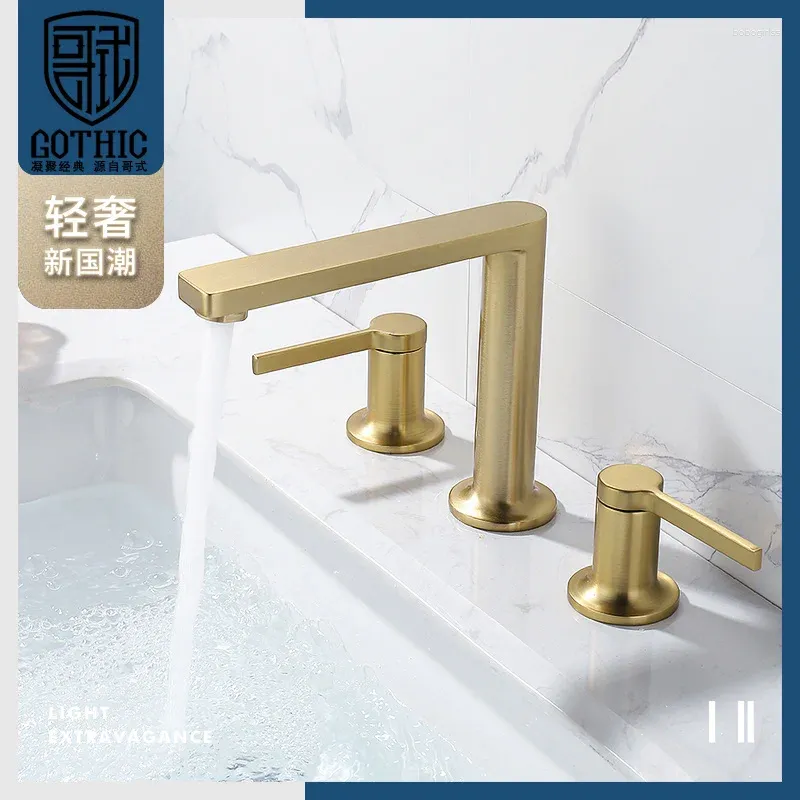Badrumsvaskar kranar bassängkranar borstat guld dubbel handtag 3 hål badrum kran däck monterat och kall mixer tvättställe set