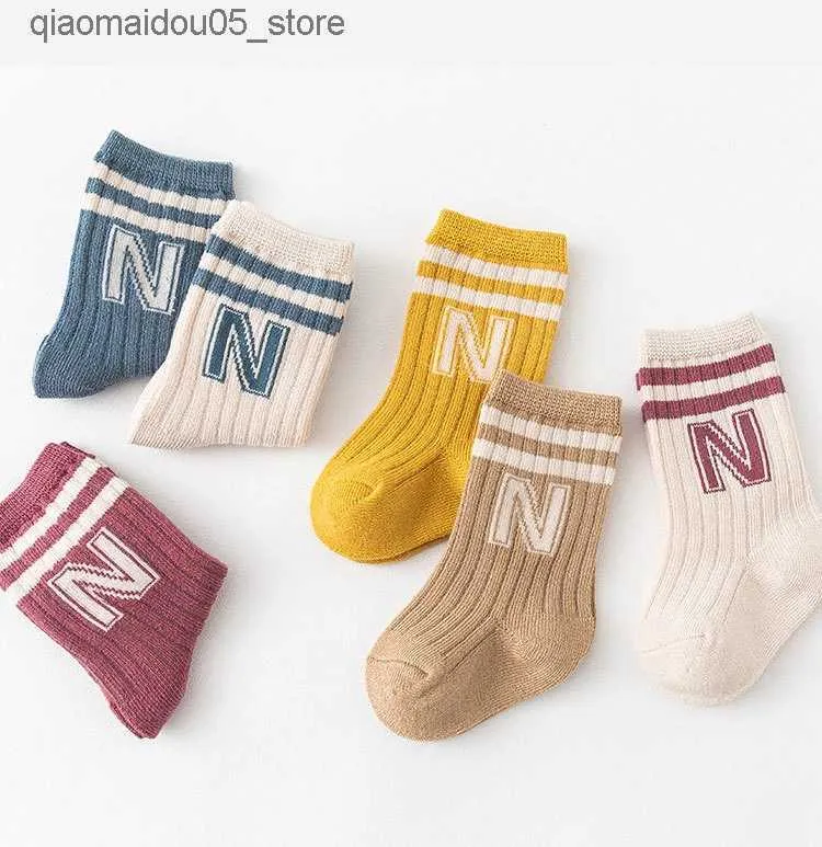 Produtos para bebês de meias para crianças para meninos e meninas recém -nascidas de meias longas e confiáveis de crianças da moda Casual Acessórios de algodão casual q240413