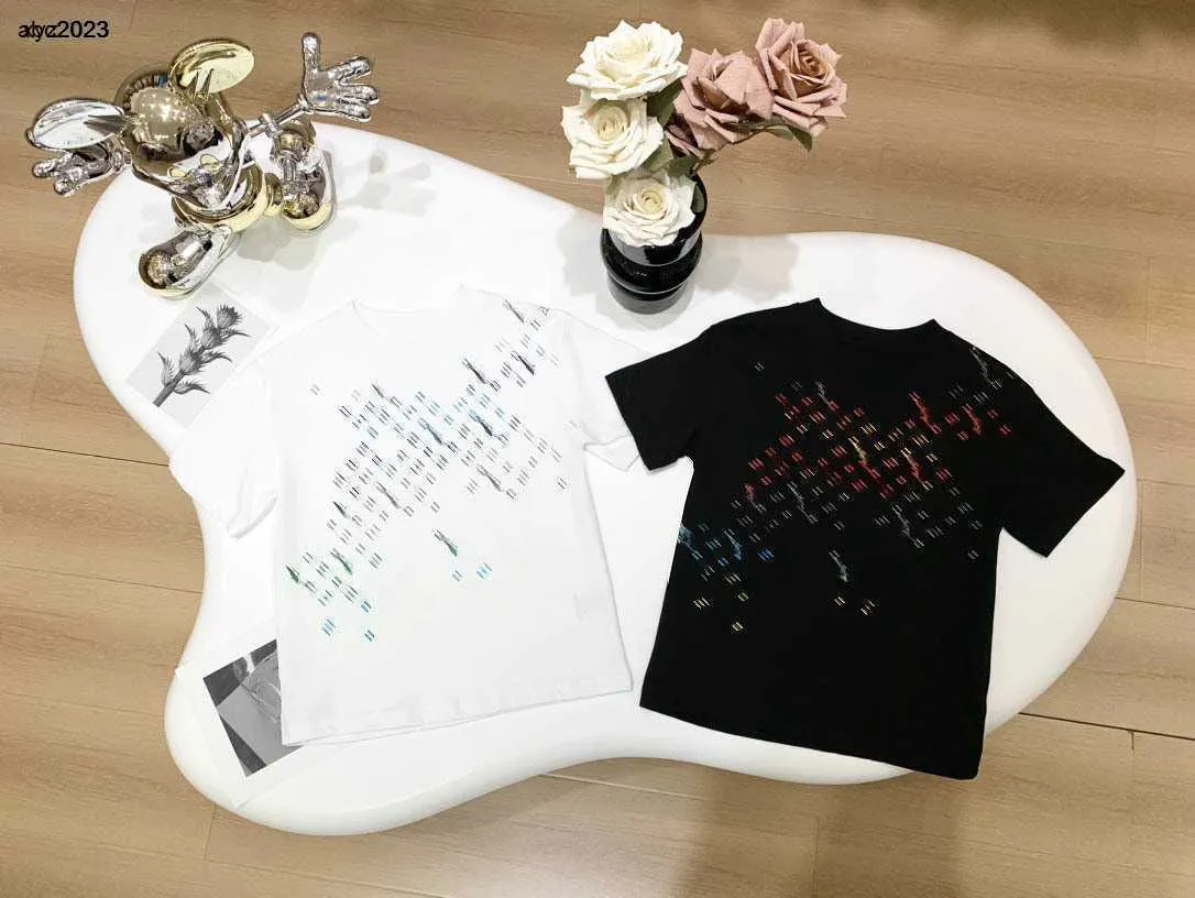 Moda Classics Baby T-shirt Roupos de designer de designer de verão Meninas de manga curta Tamanho 100-150 cm Logo colorido impressão meninos Tees Child Tshirt 24April