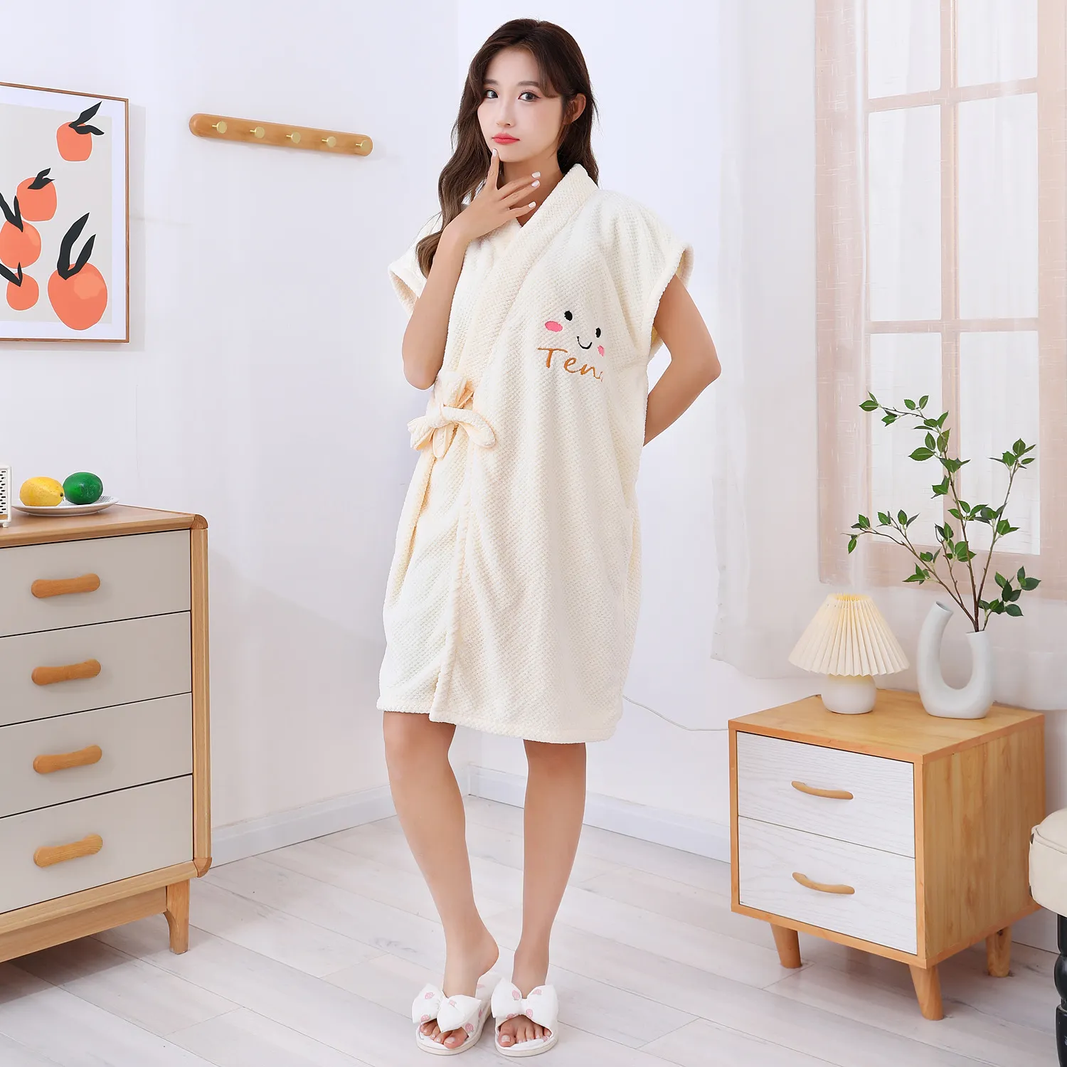 DHgate.com:Ultra-Soft Coral Fleece Short Bathrobe for Women