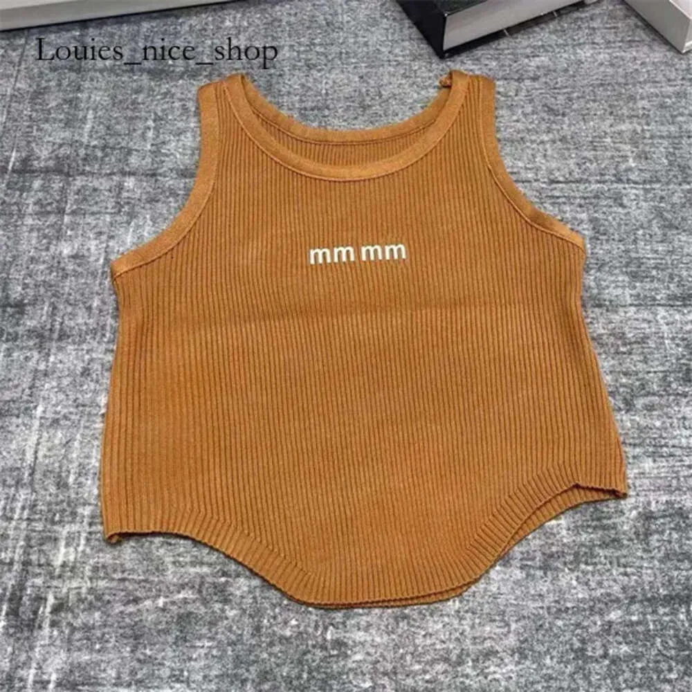 MUI MUI TANK TOP أعلى دبابة غير منتظمة سترة محاكمة مخططة للنساء الحياكة بلا أكمام ر 24SS عالية الجودة TEES Street Street Sterts Yoga Sports Tops MIUI 739