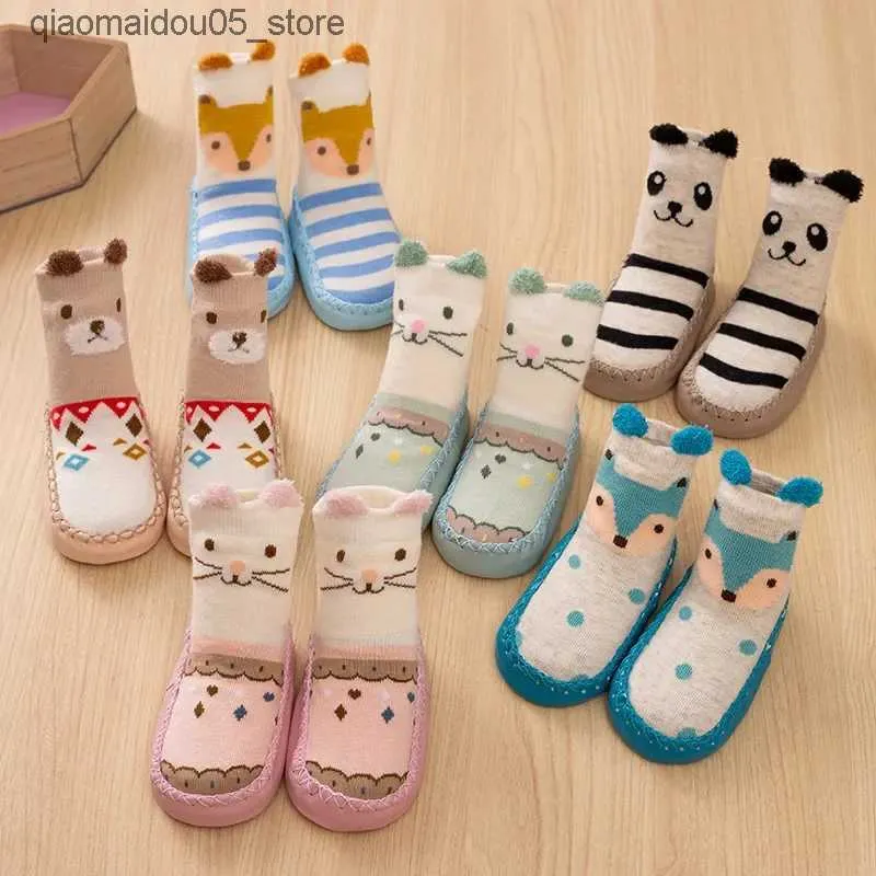 Calzini per bambini carni cartone animato calzini per il pavimento per animali per inverno con suole anti -slip in gomma e scarpe calde in cotone adatte ai bambini ragazzi e scivoli Q240413