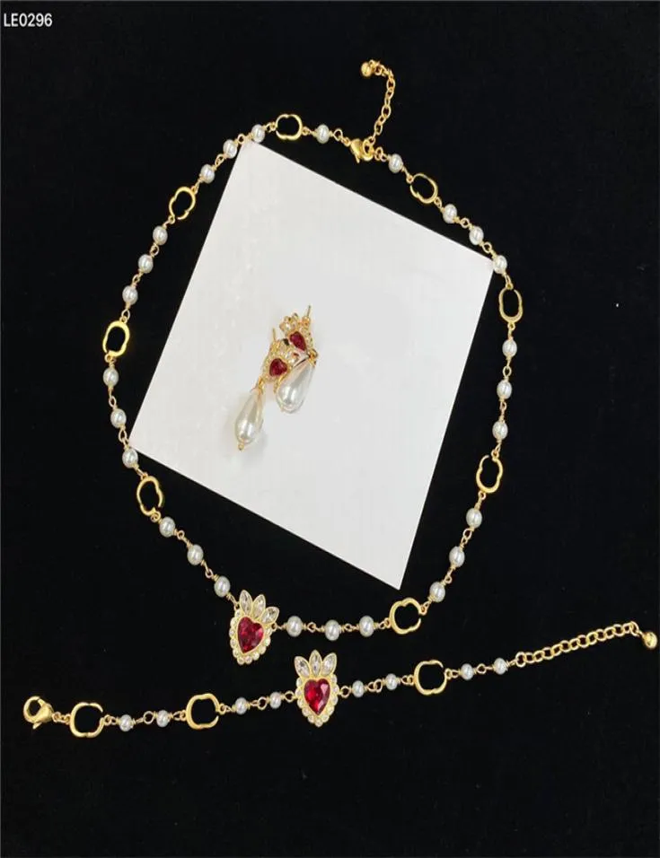 Luxury Love Pearl Diamond Necklace Ruby Rhinestone örhängen Metal Chain Pendant Eardrop Crystal Armband Jubileum Gift3252373