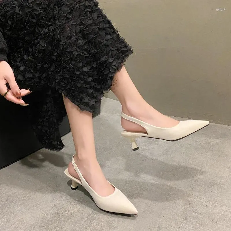 Dress Shoes Summer Pointed Damespompen Vrouwelijk midden Heels Sandalen Comfort Ondiepe slip-on mode Solid Office Lady