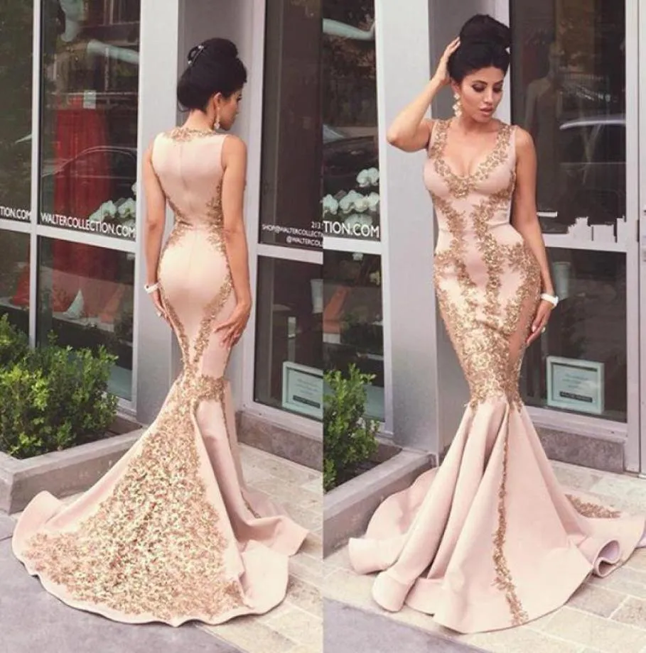 2021 Neues Rouge Pink Gold Spitze Abendkleider Applikationen Perlen Mermaid Formal arabische Abendkleider Abschlussballkleider Uneck ärmellose P5226293