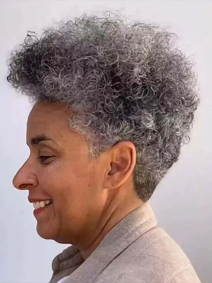 Pelucas de cabello humano gris plateado de sal y pimienta, bordes de peinado audaces y moderados, tapa gris rizado, con nuca corta y rizos naturales largos para mujeres maduras