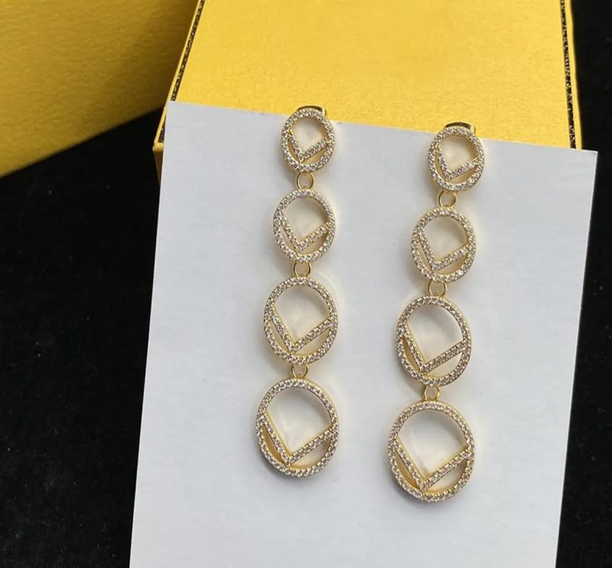Designers de marques de luxe plaquées à l'or saut stema sombe cerceau femmes géométriques longues rigoles cristales en cristal naufrette perle oreille we9786912