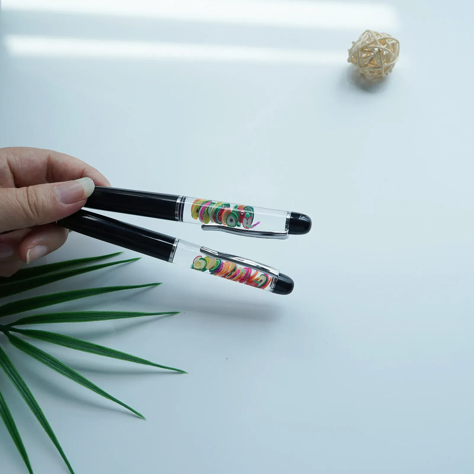 Stylos fruits FLOATER FLOINTANT LIQUID BALLPOINT PORT DROIT DURITÉ NOVIÈRE CADEAU MIGNE GOLD GOLD GIRL AMIRES