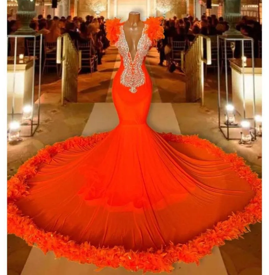 Pop Orange Dress z piórami 2K23 Czarne dziewczyny głębokie V Nurce Evening Party Suknie