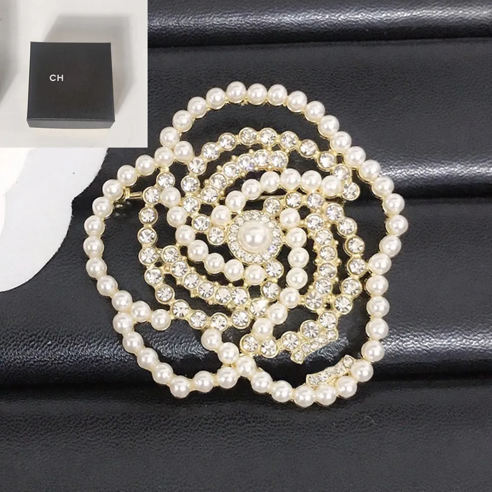 Crystal Pearl Flower Brooch Designer Brand Letter Brooches Pins Brothe Suit Pin Clothing Decoration Accessories Jewelry Birthday Gift with Box