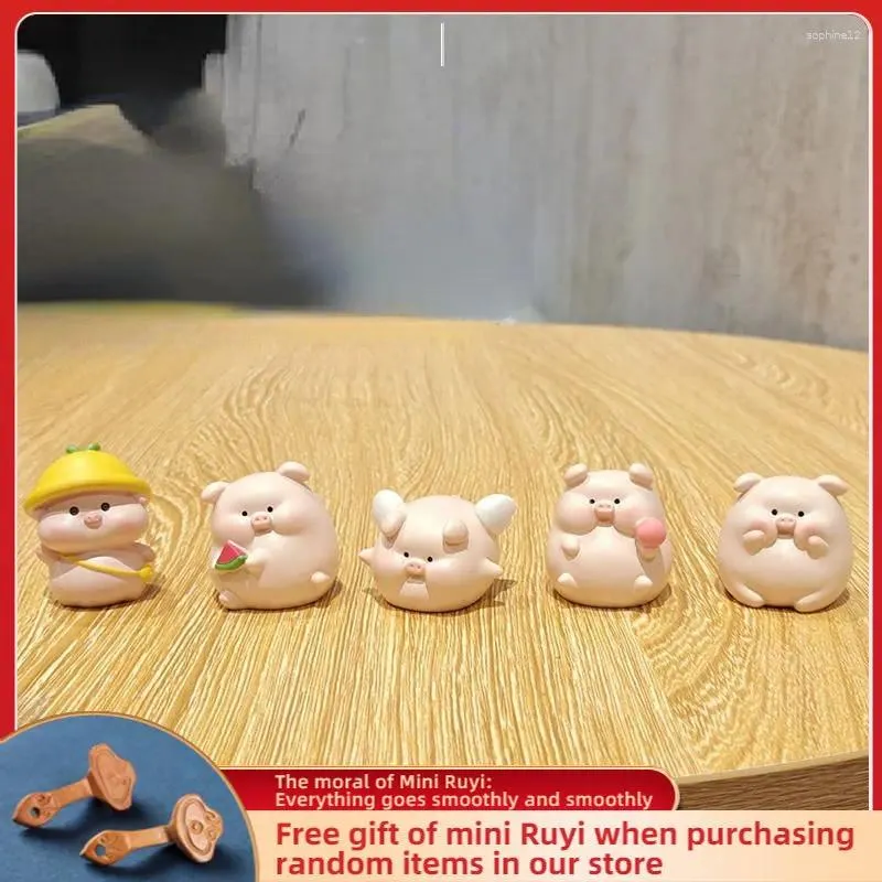 Decorative Figurines Resin Cartoon Cute Pig Car Ornament Micro Landscape Bonsai Decoration Desktop Creative Trinket Home Accessories