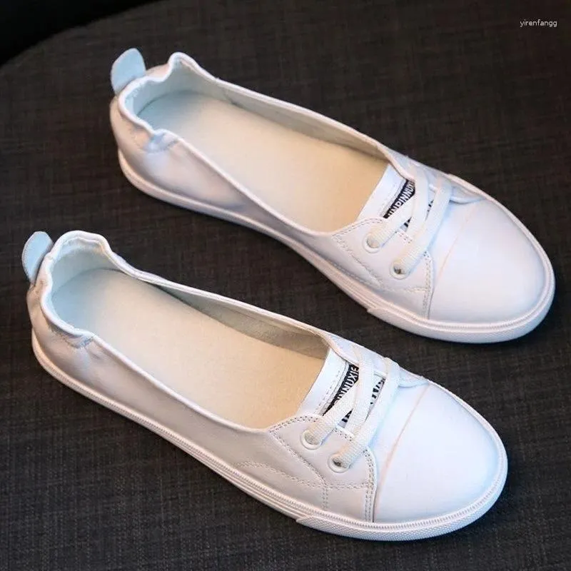 Chaussures décontractées 2024 en cuir d'été plat coréen voyageur étudiant étudiante femme sneakers de lacets blanches à lacets