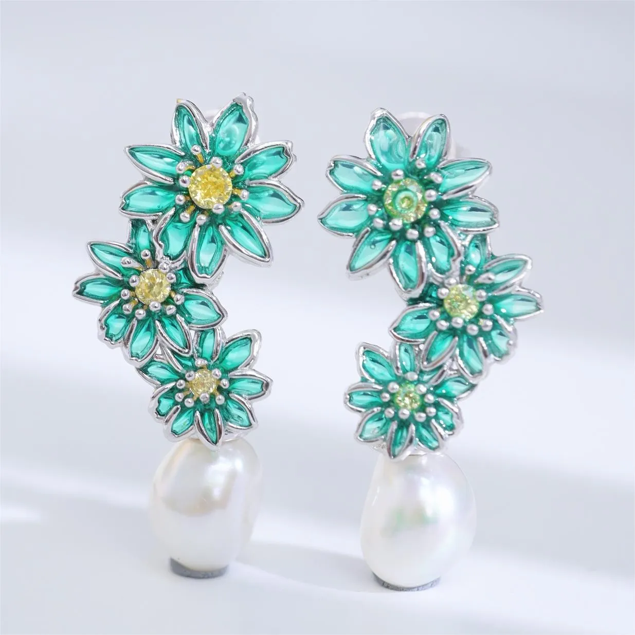 Niche design 925 silver finely inlaid enamel natural pearl topaz blue-green daisy stud earrings