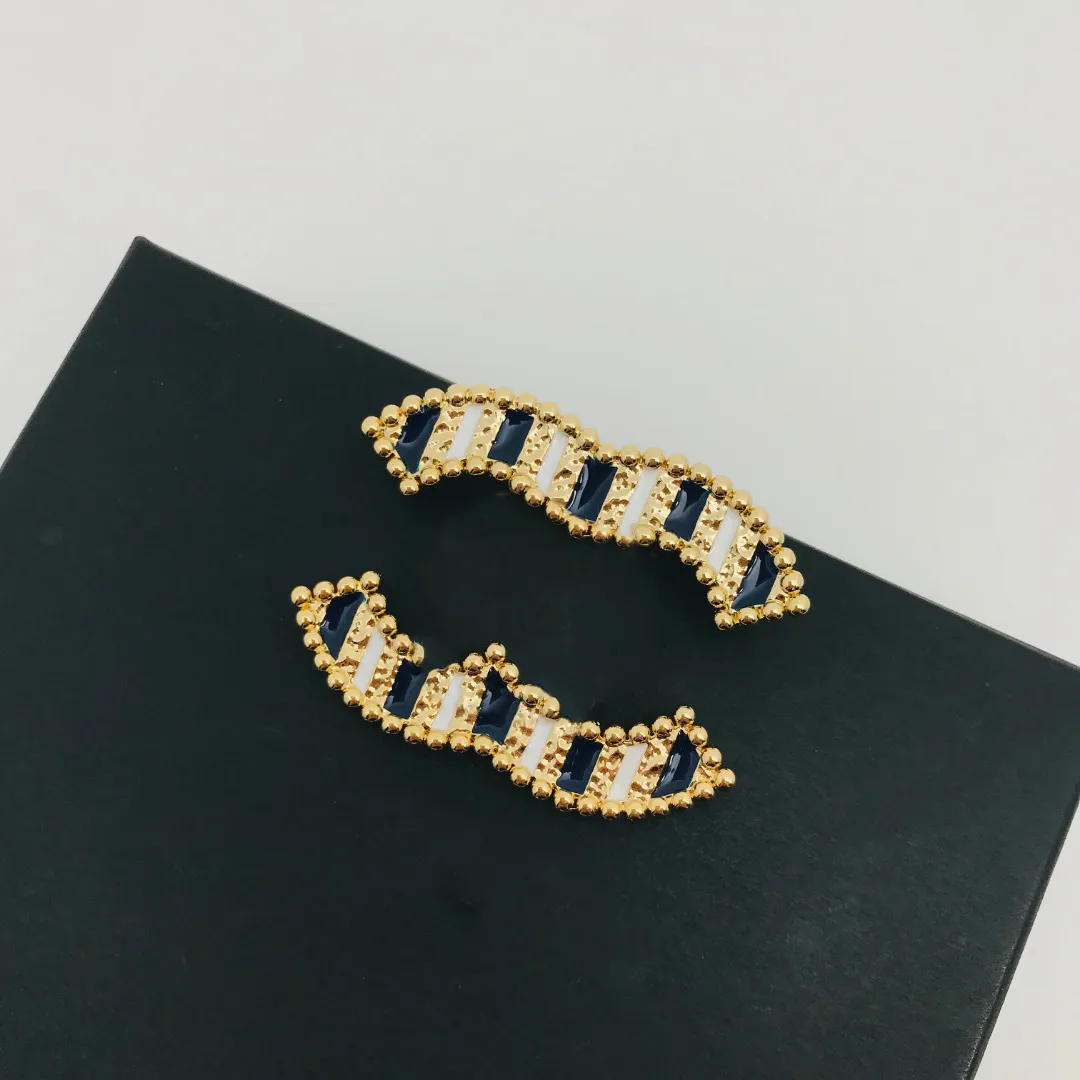 Bloccia da donna maschile marchio di design alfabeto alfabeto classico smalto in bianco e nero smalcio lussuoso gioielli ottoni di brass