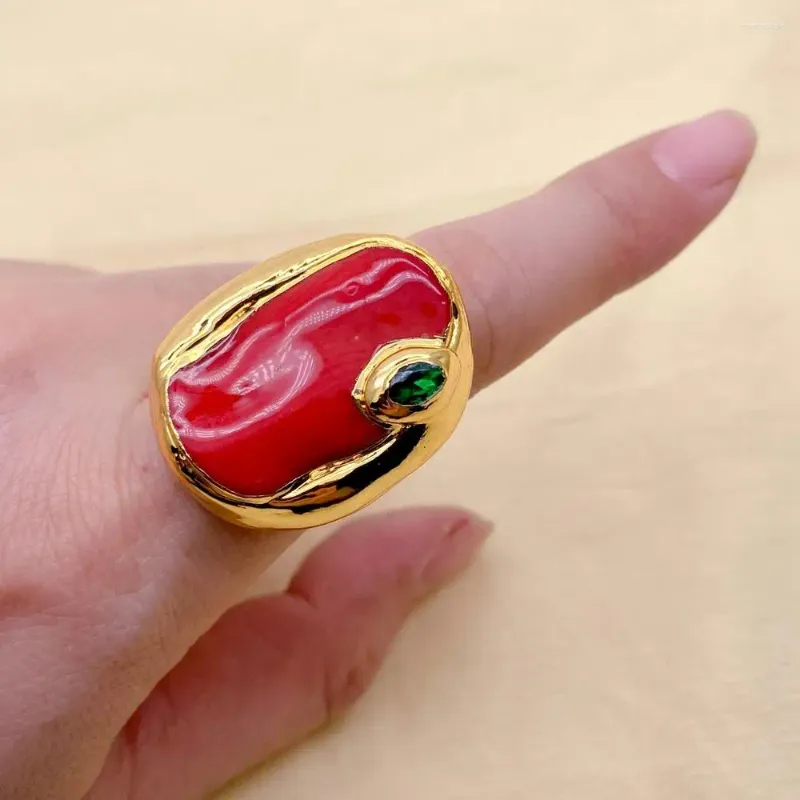 Clusterringen Kkgem 18x30mm Big Red Coral Onregelmatige vorm Groene kristal Gold vergulde ring voor mannen Vrouw Verstelbaar