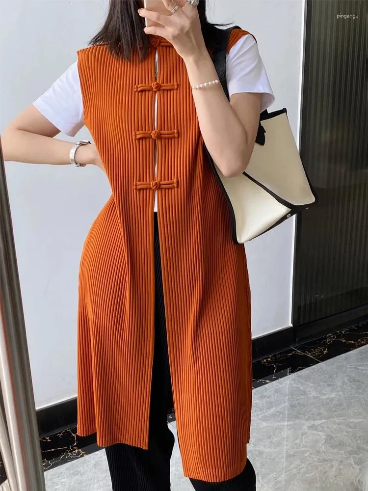 Casual Dresses Miyake Pleated Panbutton Long Vest Jackets Coat 2024 Spring Chinese Style Button Sleeveless Dress Designer Clothes