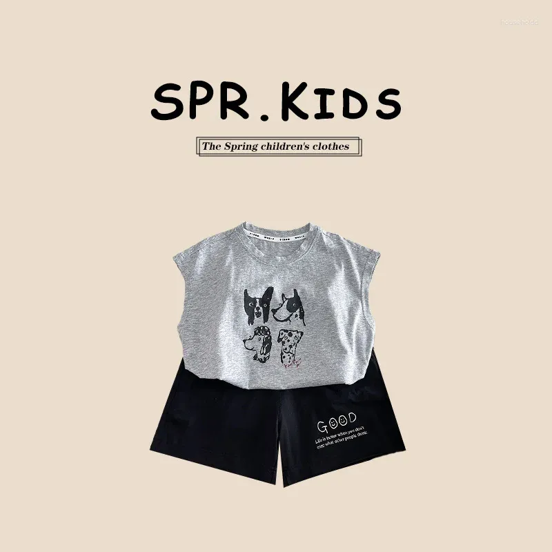 Kledingsets 2024 Zomer Koreaanse kinderen Boy 2pcs Deset Cartoon Dog Mouwloze T -stukken Letter Afdrukken Shorts Peuter Outfit Kid Suit