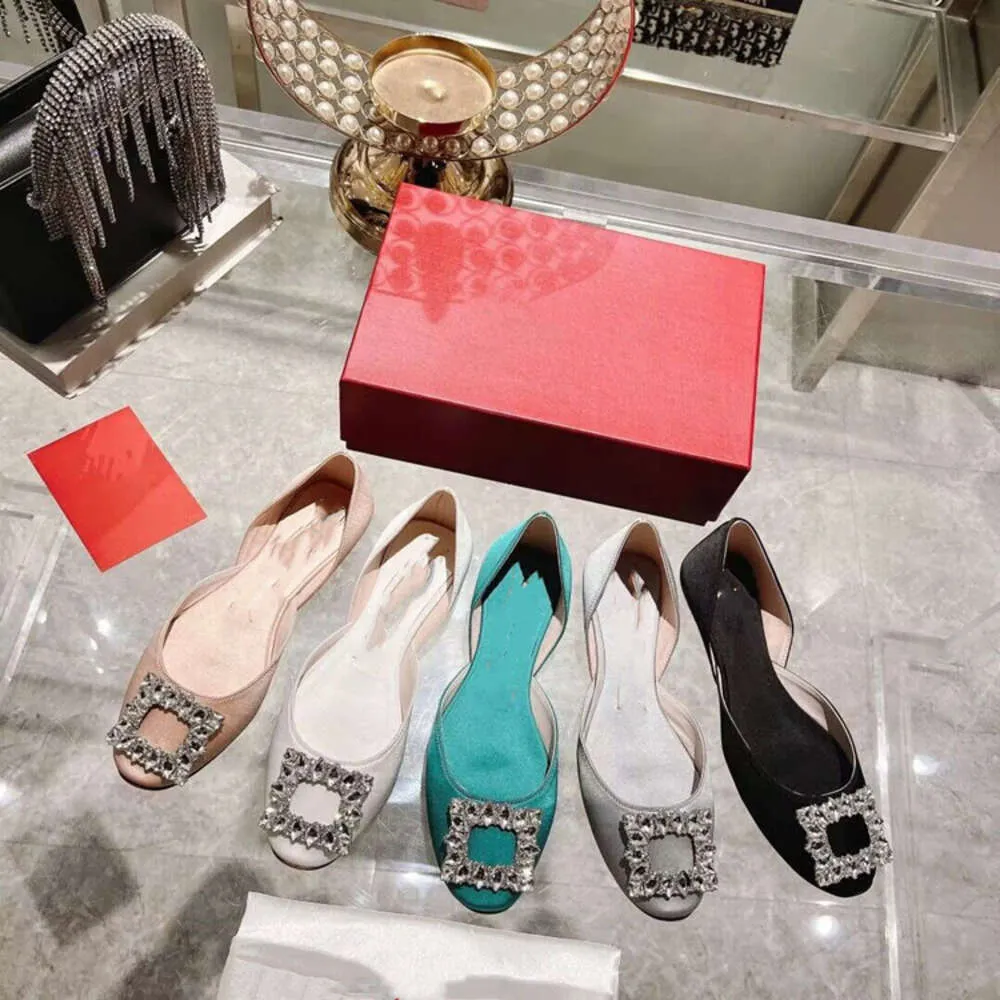 Chaussures de balle à boucle diamant de qualité haute de qualité avec semelles plates, modèle 2024New, chaussure simple de soie pure de soie pure pour femmes