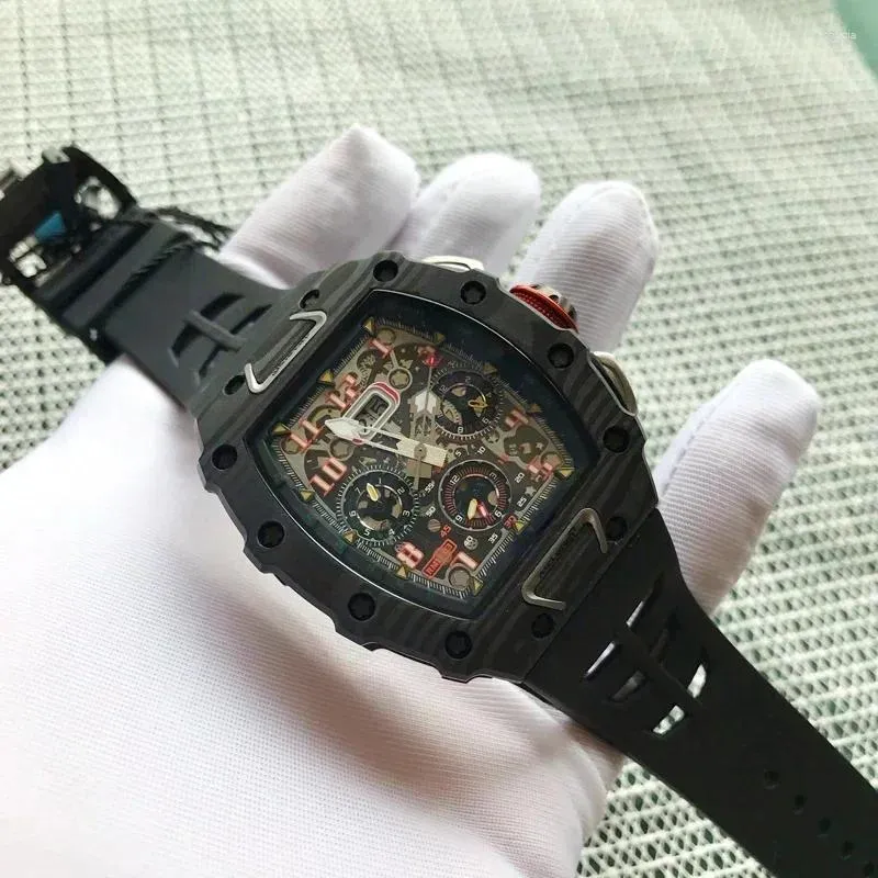 Montre-bracelets Luxury Automatic Watch for Men Watchs mécaniques en fibre de carbone Black Rubber Strap Fashion Sport