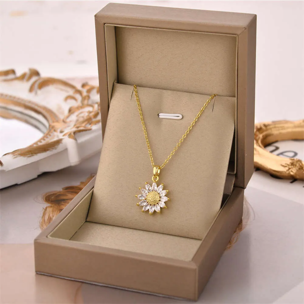 Gold Zircon Sunflower Pendant Personality Titanium Necklace Womens Fresh Fashion Jewelry
