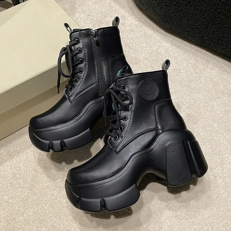 Stövlar kvinnor läder fotled stövlar nya hösten retro 8cm hög plattform sneakers laceup vinter svart chunky motorcykel stövlar botas mujer