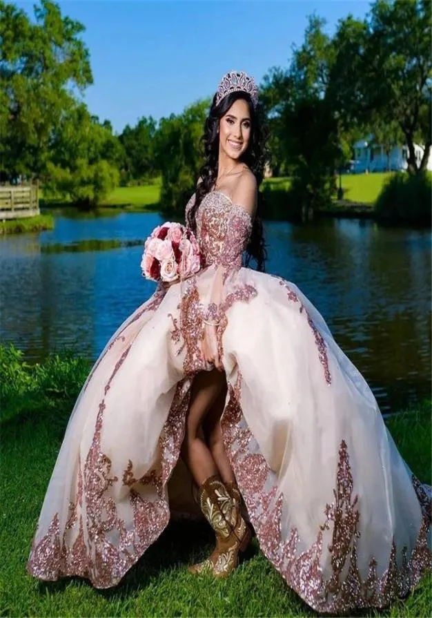 2021 Rose en or rose paillettes en dentelle quinceanera robe de bal à l'épaule des perles de cristal paillettes chérie avec manches champagne PA5786247