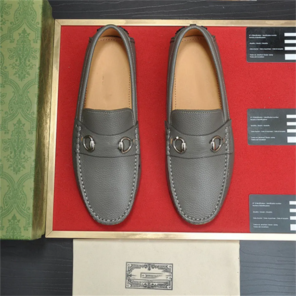 2024 Itália Design de luxo masculino Oxford Shoes Slip On Black Brown Brogue Men Sapatos de Vestido Sapatos de Casamento de Business Sapatos de couro para homens 38-45