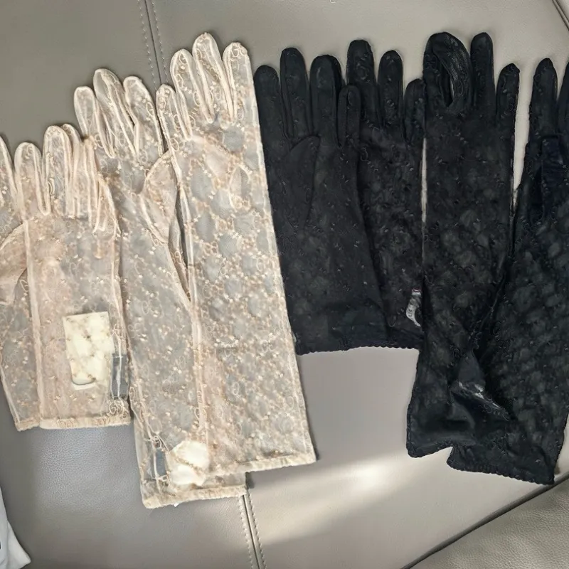 Gants classiques d'automne / d'été Mesh en dentelle féminine respirant des gants de cinq doigts de crème solaire noir et courts