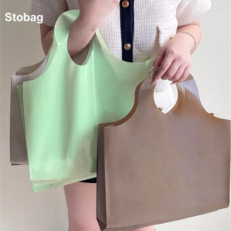 Stume di stoccaggio Stobag 50pcs Color Shopping Bot Bag vestiti in plastica Confezione confezione da regalo per imbarcazione Portable Logo personalizzato (tassa extra)