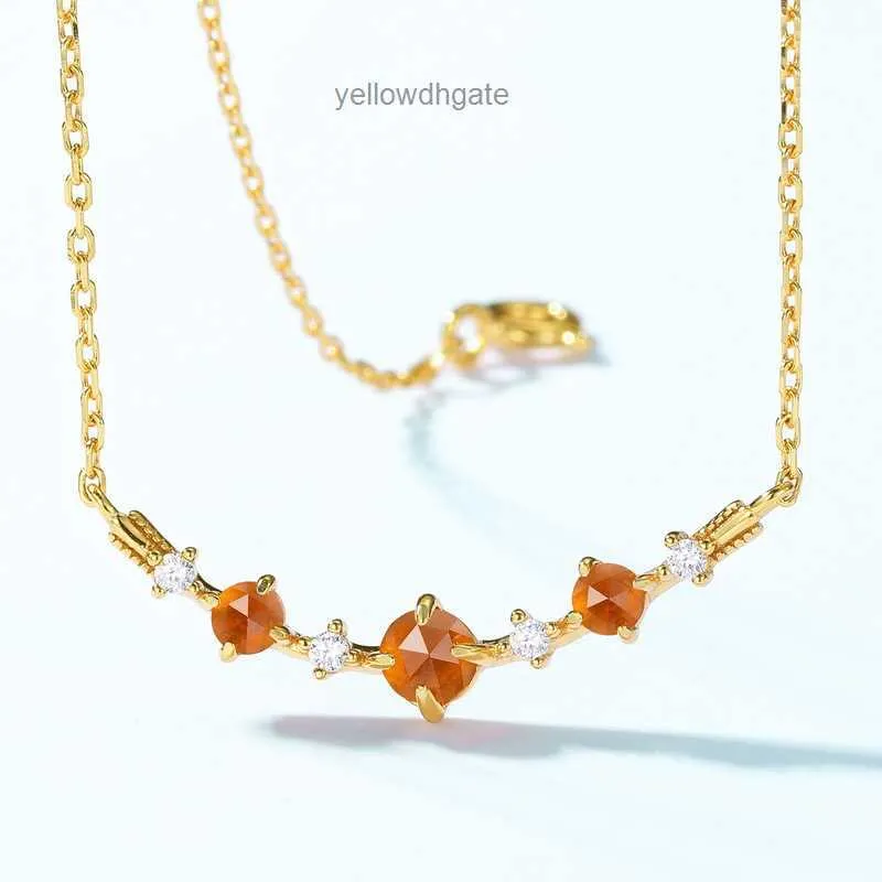 Nuevo collar de granada de naranja geométrica minimalista con una cadena de clavel de temperamento ligero y lujoso