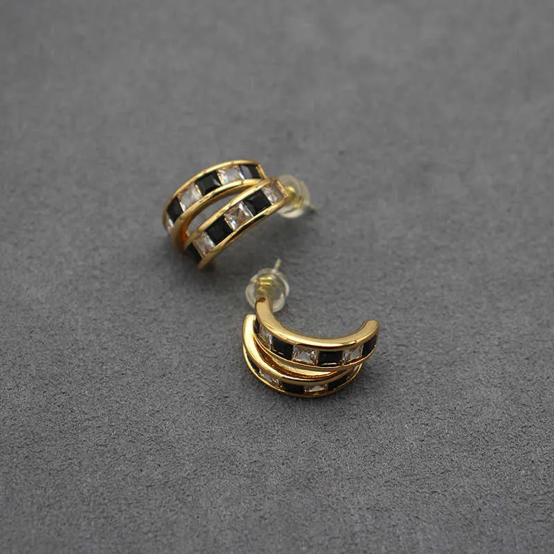 Franska minimalistiska örhängen koppar pläterad med 18k guld svart zirkon inlagd med halv c-ring örhängen mesh röd cool och mångsidig stilörhängen örhängen