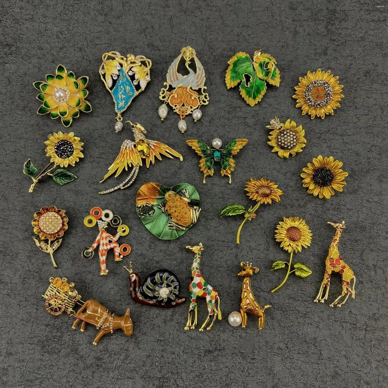 Brooches Women Trendy Baroque Sunflower Yellow Color Pins Vintage Enamel Pearl Badges Accessories Retro Painting Metal Corsage