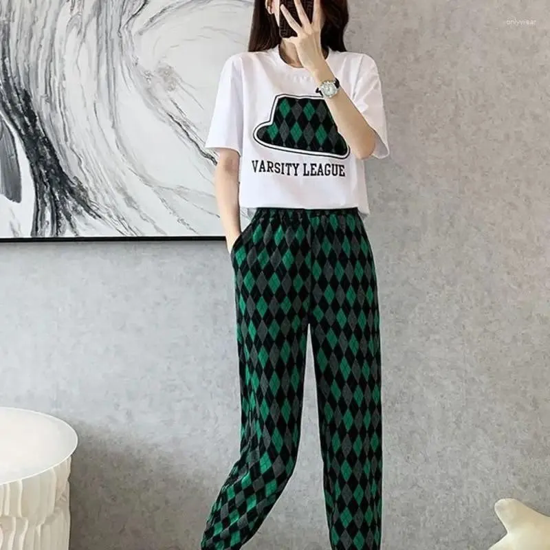 Kvinnors tvåbitar byxor Kort ärm Crop Top Sports Super Summer 2024 Fashion Korean Stlye Casual Printed T-shirt Set