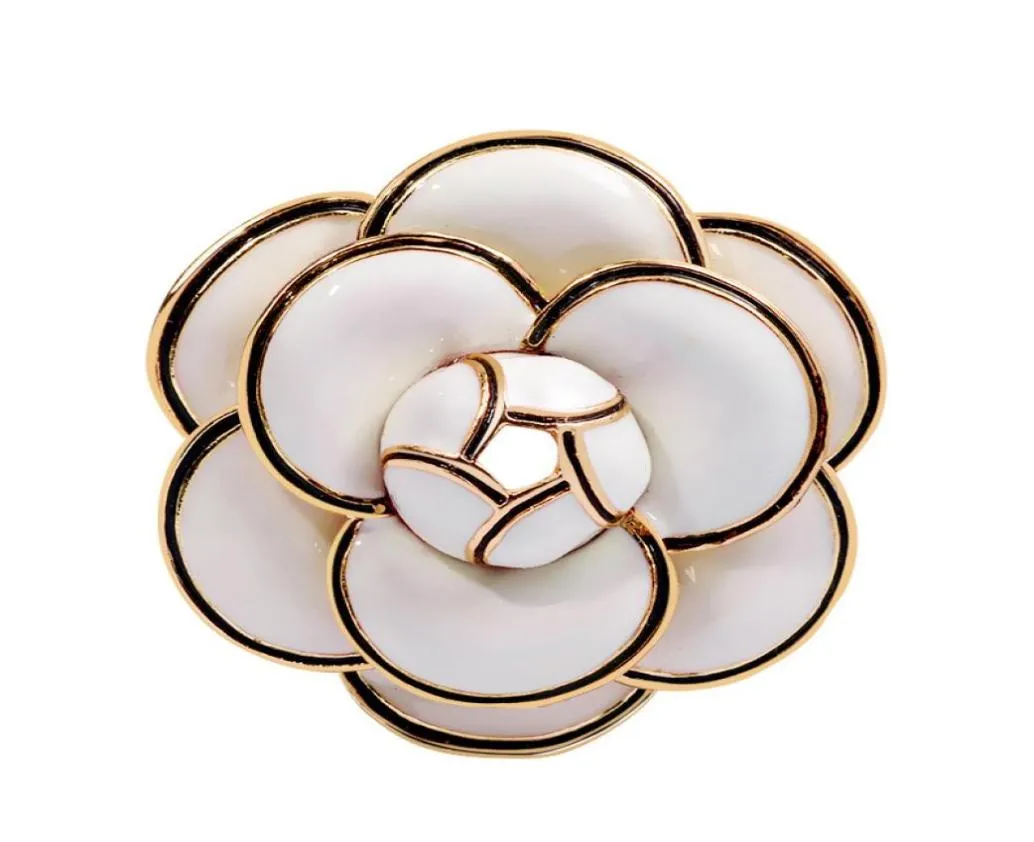 Designer Camellia Brosches Högkvalitativ emaljblommor Brosches Multilayer Petals Pins Fahsion Jewelry Gifts for Men Women White B1211435