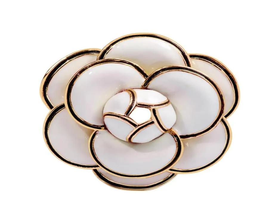 Designer Camellia Brooches Högkvalitativ EMAMEL Flower Brosches Multilayer Petals Pins Fahsion SMyckespresent för män Kvinnor Vit B2562721