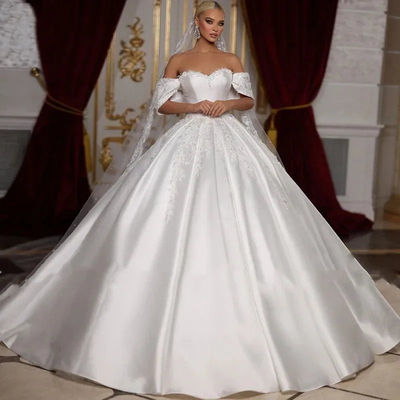 Robes de mariée en arabe saoudie Applications en dentelle à manches plafonnées en dentelle Satin Crystaux Luxury Robe nuptiale Viens de création personnalisés Noiva Mariage 2024