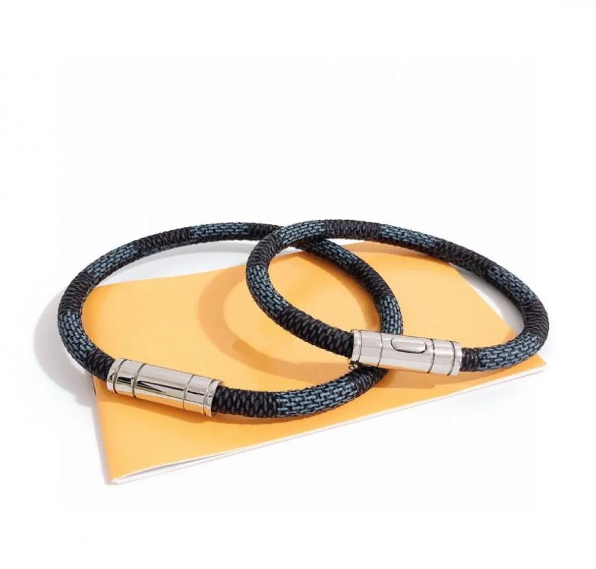 Bracelets de style Amérique en Amérique hommes Lady Womens Round Imprimerie gris Plaid Design Gravé V Letter Metal Hardware Keep It Leather Brac6739043