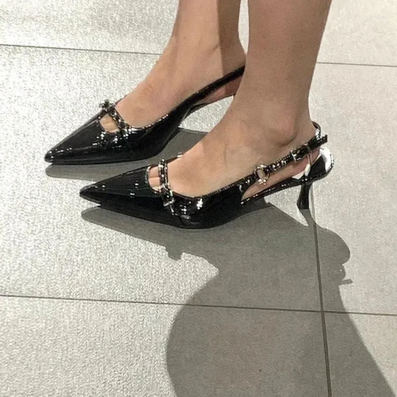 Chaussures habillées de style français sandales à talons à talons pour les talons de chaton noire d'été pour femmes avec single haut et élégant