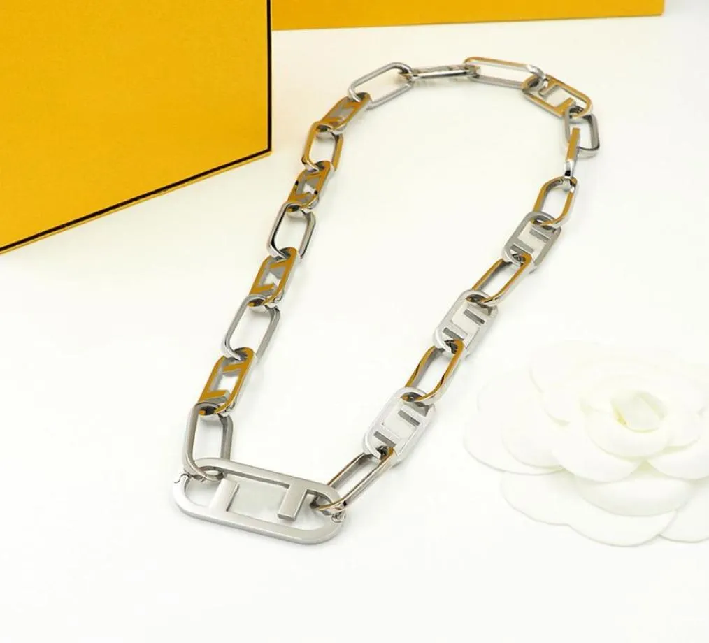 Colares de pingentes de designer feminino CARRO DE CHARM DE LUZO CHAINS CHAINS CHAINS GOLD CHENCH CHINE PENDE