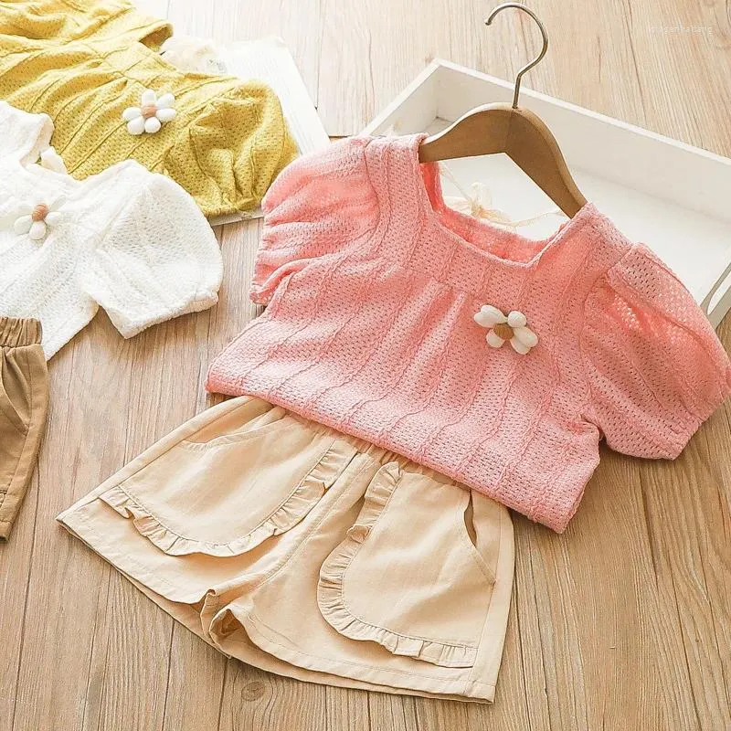 Vêtements Ensembles filles adaptent à la mode bébé creux à manches courtes et shorts en deux pièces petites vêtements de fille