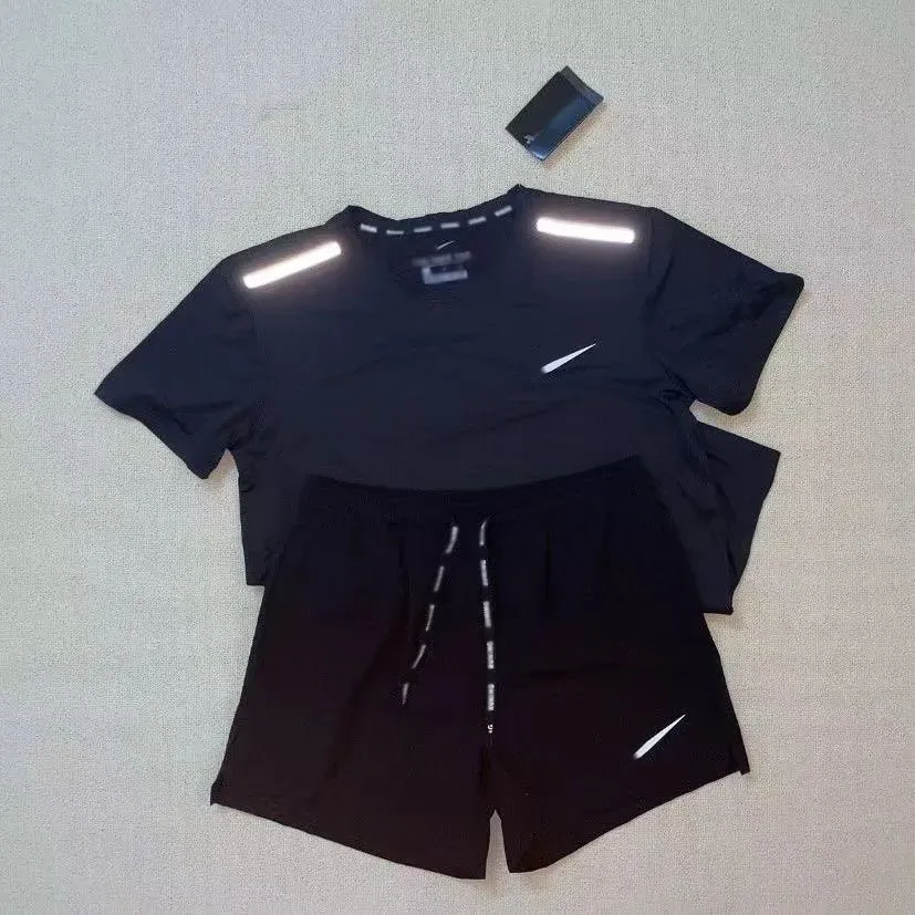 Tecnologia de techs de tracksuits de techs shorts de camisetas de rastreio de designer de duas peças de fitness terno de fitness imprime a secagem rápida e a roupa esportiva de basquete respirável.