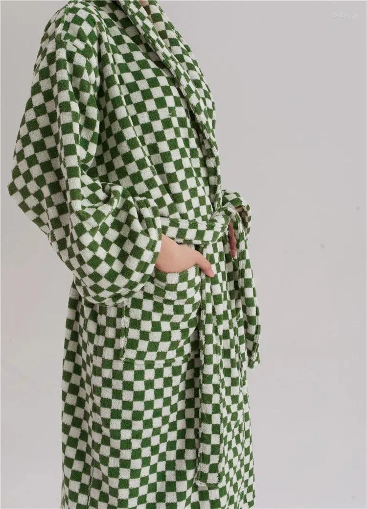 Handtuch Frauen Langes Baumwoll -Kapuze -Bademantel Checkboard Dicke Badrobe Spa Nachtwäsche Braut Dressing Kleid Männer Roben