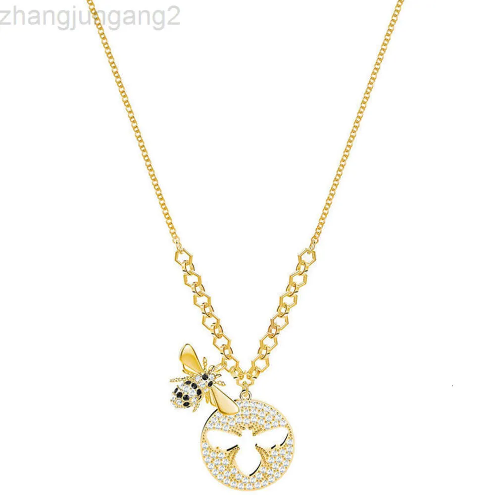 2024 Designer Swarovskis Jewelry Shi Jia 1 1 Original Template Gold Round Label Little Bee Necklace Female Swallow Element Crystal Collar Chain