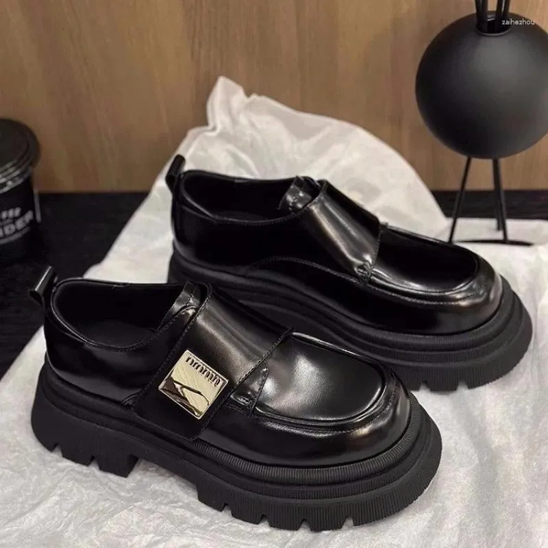 Scarpe eleganti in pelle nera piccola femmina in stile britannico 2024 Torta spugna primaverile moca