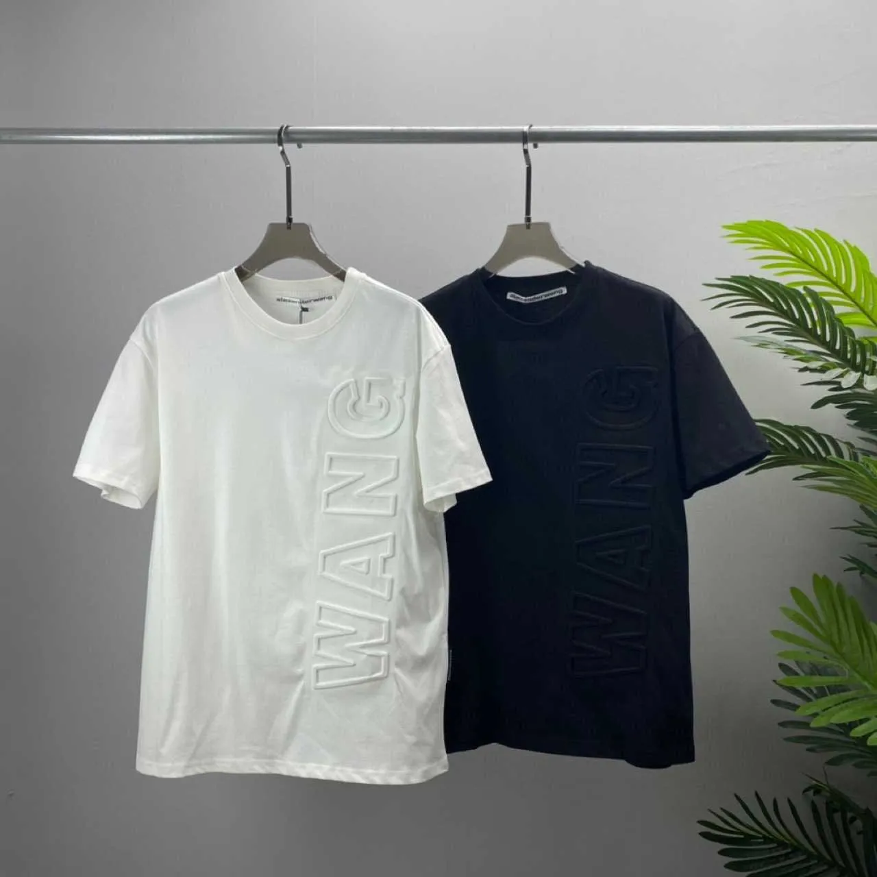 Trendig europeisk ale kortärmad t-shirt med rund hals 3D-bokstav präglad mönster unisex topp bomull